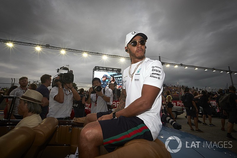Hamilton beszólt rajongójának, aki szerint Vettel a jobb