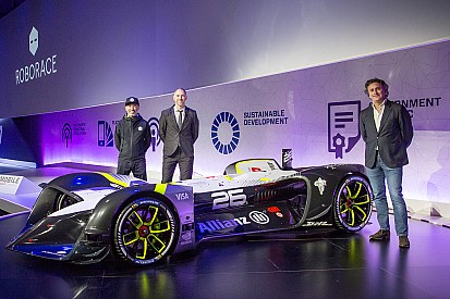 Fotogallery: ecco la "Robocar" che correrà senza piloti al volante