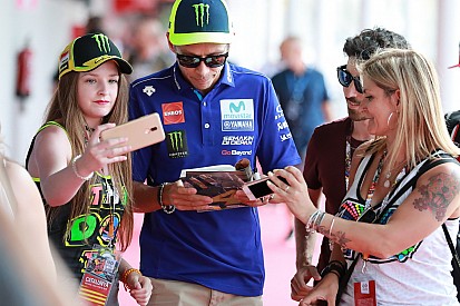 Rossi: "Lorenzo en Honda, y como compañero de Márquez, es una bomba"