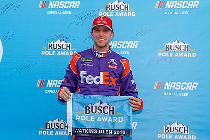 Denny Hamlin gana la pole provisional en Watkins Glen