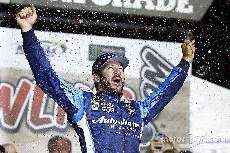 Труэкс выиграл этап NASCAR в Канзасе