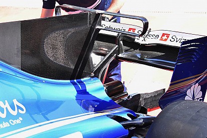 Sauber uji coba sayap-T yang mirip dengan McLaren