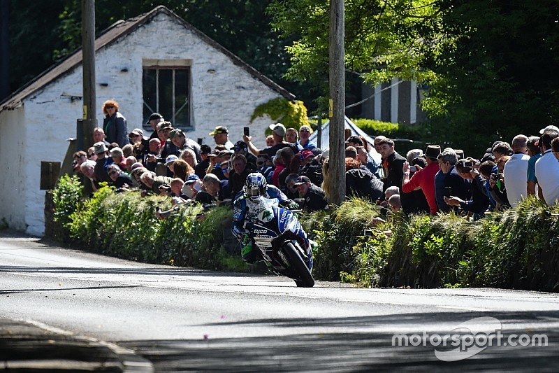 Isle of Man TT 2017: Hutchinson gewinnt Superbike TT Thriller