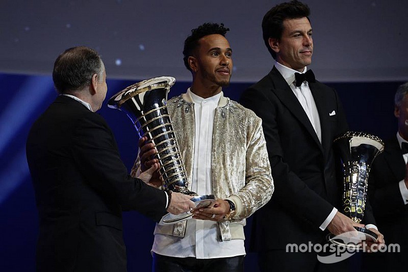 Hamilton, FIA Ödül Töreni'nde şampiyonluk kupasını aldı