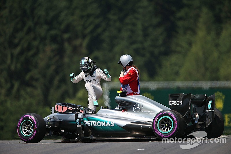Mercedes закликає FIA змінити бордюри за ніч