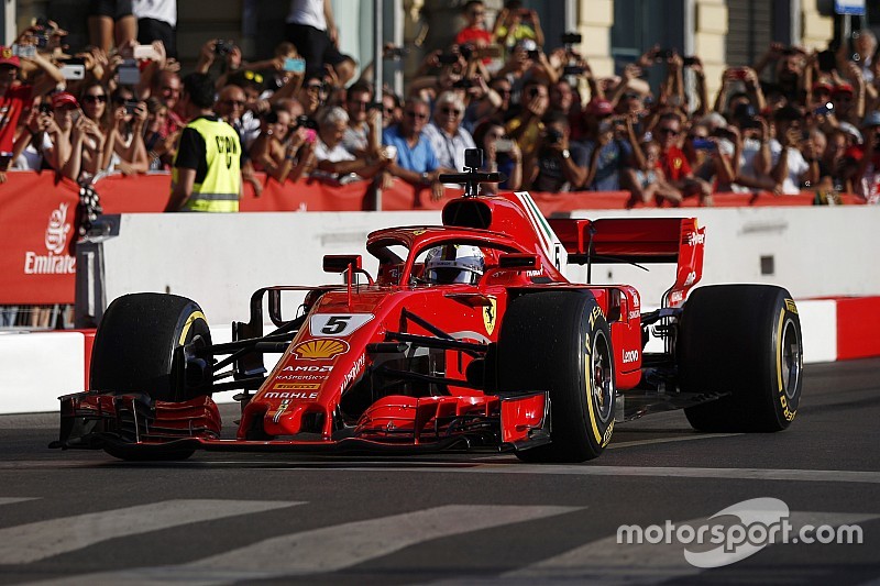 Феттель сломал крыло Ferrari на демонстрационных заездах Ф1 в Милане: видео