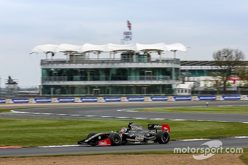 Fittipaldi domina de principio a fin la primera carera de la V8 3.5