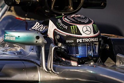 Rosberg visita a Bottas en el garaje de Mercedes en Barcelona