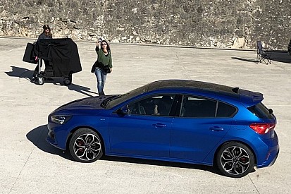 Flagra - Novo Ford Focus 2019 é pego sem camuflagem durante gravação