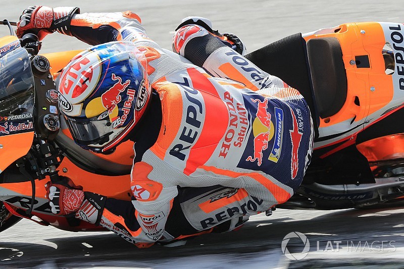 Pedrosa lastik sorunu çözmeye çalışıyor