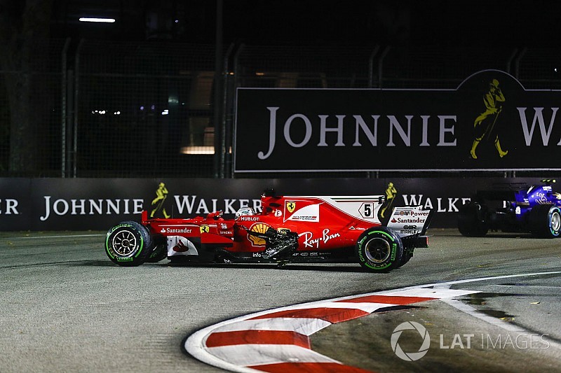 Egészen közelről Vettel Ferrarijának kiszakadt bal oldala