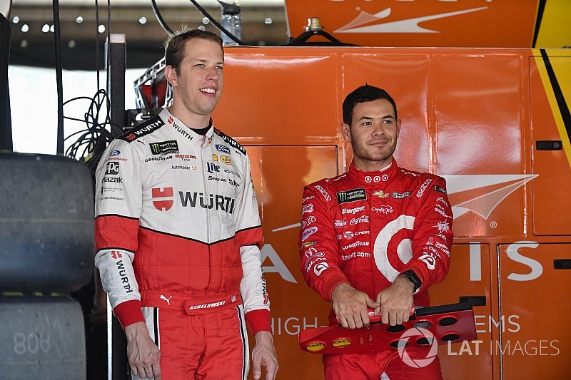 Larson y Keselowski aseguran su lugar entre los 12 mejores de la Cup