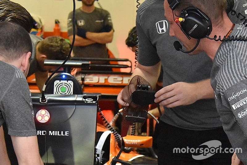 McLaren: ad Alonso si era rotto il pedale del freno della MCL32