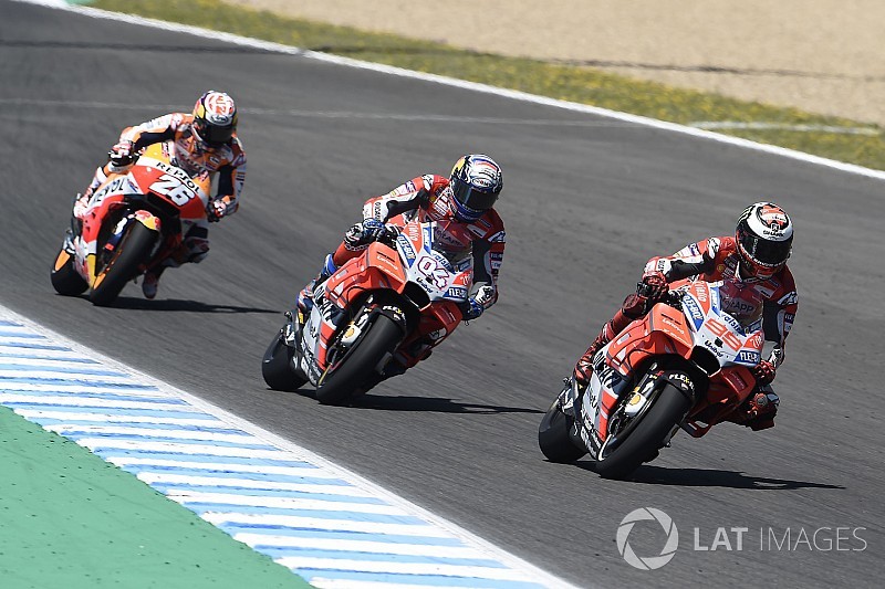 Queda tripla incendeia MotoGP e Alonso vive dia de glória