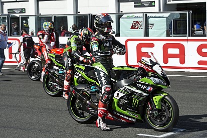 Chamboulement sur la grille de la deuxième course WSBK