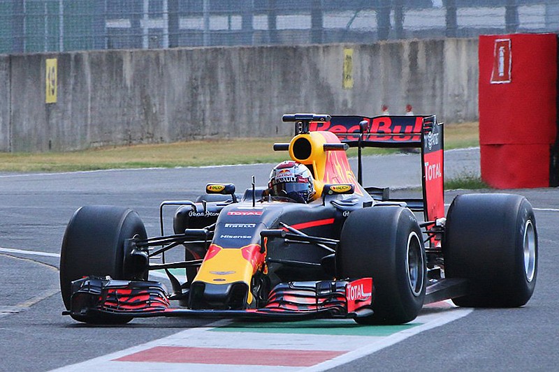 Тесты шин Pirelli 2017 года продолжила Red Bull