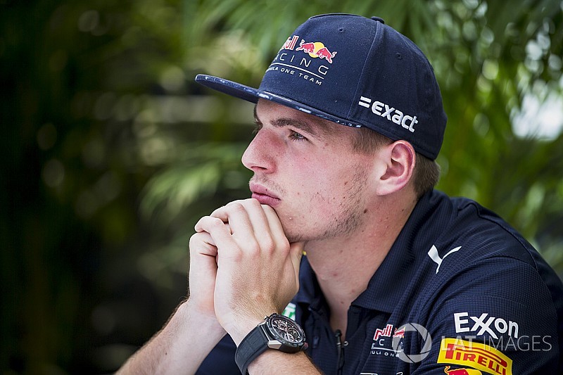 Verstappen diz que xingamento a comissário não foi por mal