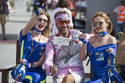 Six packes fiúk Ausztriában a grid girlök helyett?