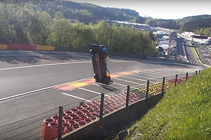 VÍDEO: Carro voa em acidente impressionante em Spa