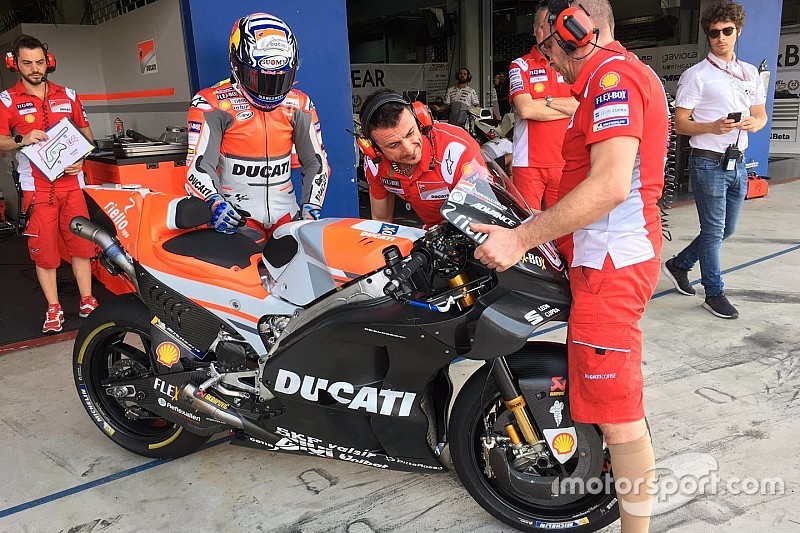 Ducati deja a varios de sus equipos satélite sin gasolina