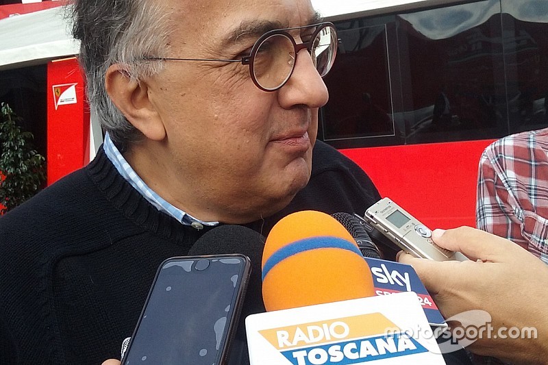 Marchionne preocupado por el mecánico de Kimi, pero alaba a Vettel