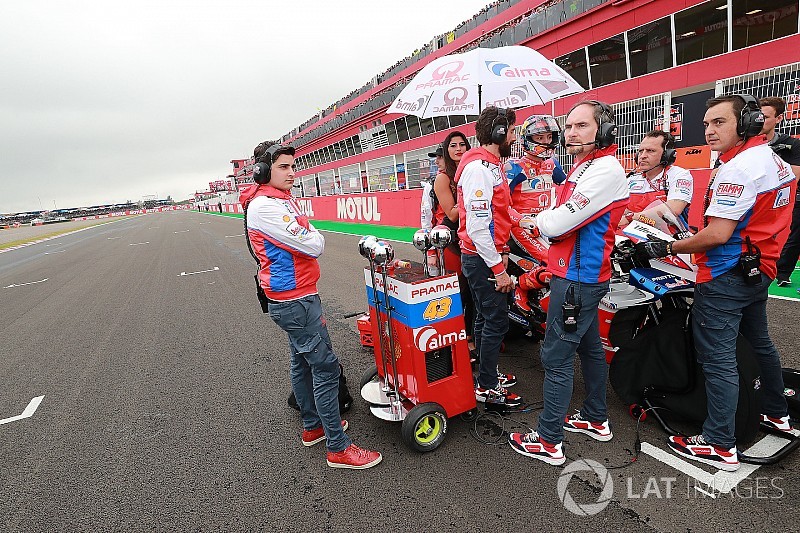 Regole più severe al via: ride through per chi cambia moto e gomme