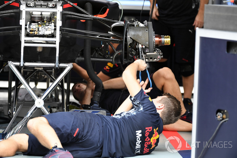 Red Bull Racing mechanic works on Red Bull Racing RB13 front wheel hub