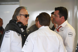 Mansour Ojjeh, TAG-Chef; Zak Brown, McLaren-Chef; Eric Boullier, McLaren-Rennleiter