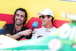 Lucas di Grassi, ABT Schaeffler Audi Sport, parla con Dario Franchitti in griglia