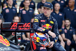 Max Verstappen, Red Bull Racing op een teamfoto