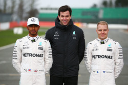 Lewis Hamilton, Valtteri Bottas und Mercedes-Sportchef Toto Wolff