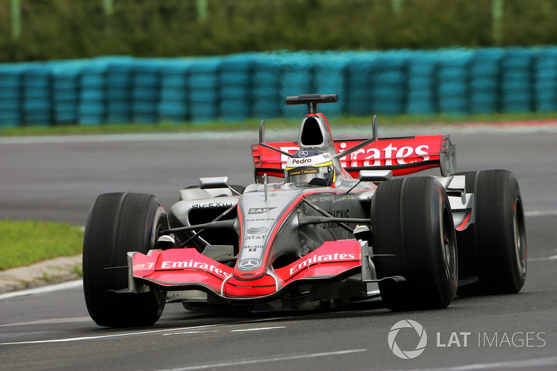 Pedro de la Rosa test een McLaren Formule 1-auto.