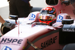 George Russell, Sahara Force India F1 VJM10, in the pits