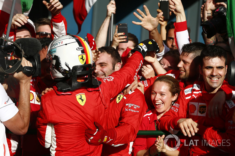 Sebastian Vettel, Ferrari, 1° classificato. festeggia con il team all'arrivo nel parco chiuso