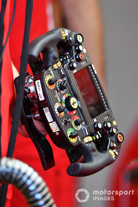 Il volante-computer della Ferrari SF90