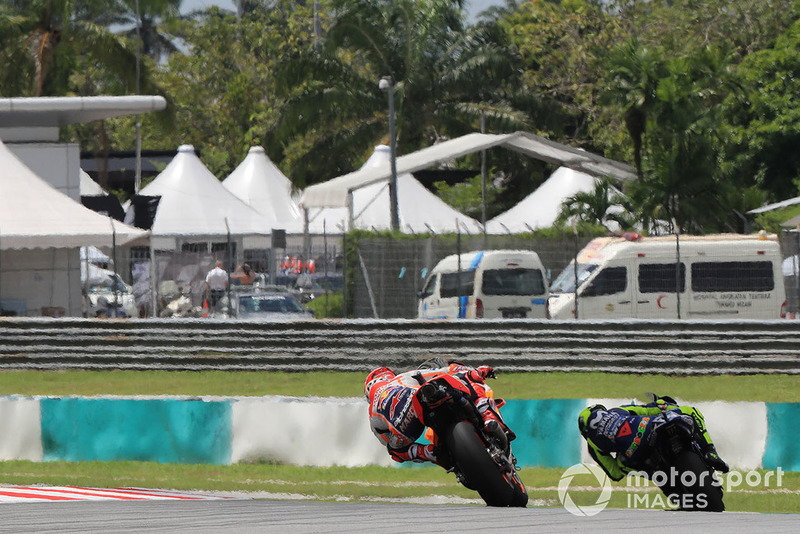 Márquez en plena persecución de Rossi durante la carrera, el de Honda presionó al italiano, que acabó cayendo.