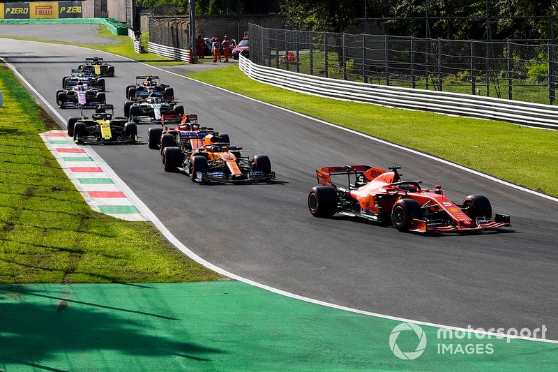 Sebastian Vettel, Ferrari SF90, devant Carlos Sainz Jr., McLaren MCL34, Charles Leclerc, Ferrari SF90, Daniel Ricciardo, Renault F1 Team R.S.19, et le reste des participants à la Q3
