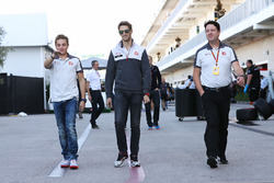 (L naar R): Charles Leclerc, Haas F1 Team Testrijder met Romain Grosjean, Haas F1 Team en Dave O'Nei