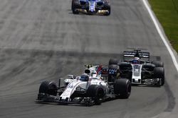 Lance Stroll, Williams FW40, Romain Grosjean, Haas F1 Team VF-17