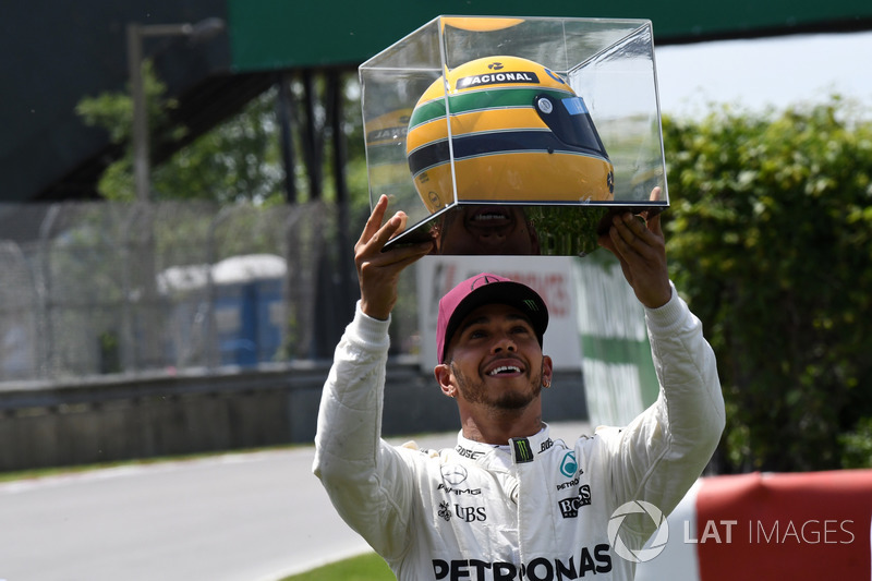 Lewis Hamilton diberikan Helm Ayrton Senna