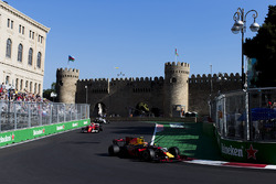 Max Verstappen, Red Bull Racing RB13, Kimi Raikkonen, Ferrari SF70H