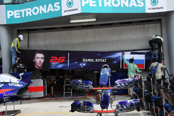 Daniil Kvyat, Scuderia Toro Rosso garaj tabelası sökülüyor