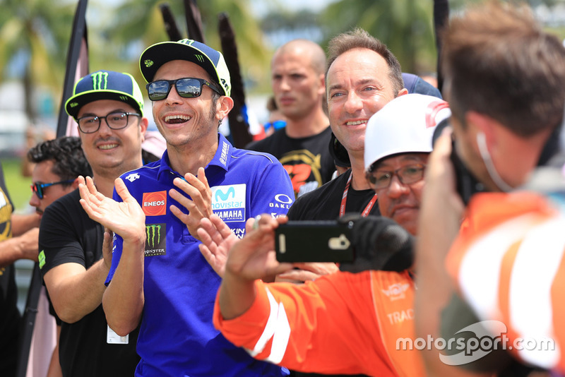 Valentino Rossi félicite son frère Luca Marini, Sky Racing Team VR46, et le Champion du monde Francesco Bagnaia, Sky Racing Team VR46