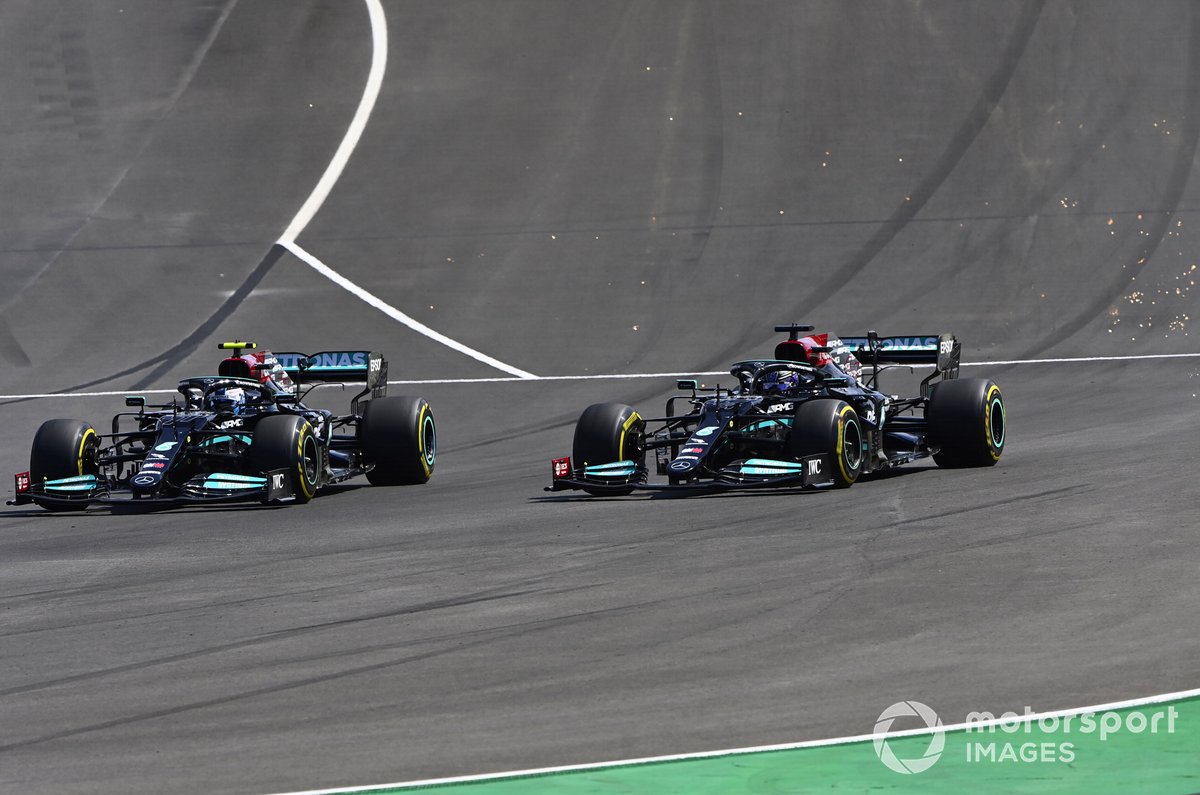 Lewis Hamilton, Mercedes W12, berduel dengan Valtteri Bottas, Mercedes W12 di F1 GP Portugal 2021.