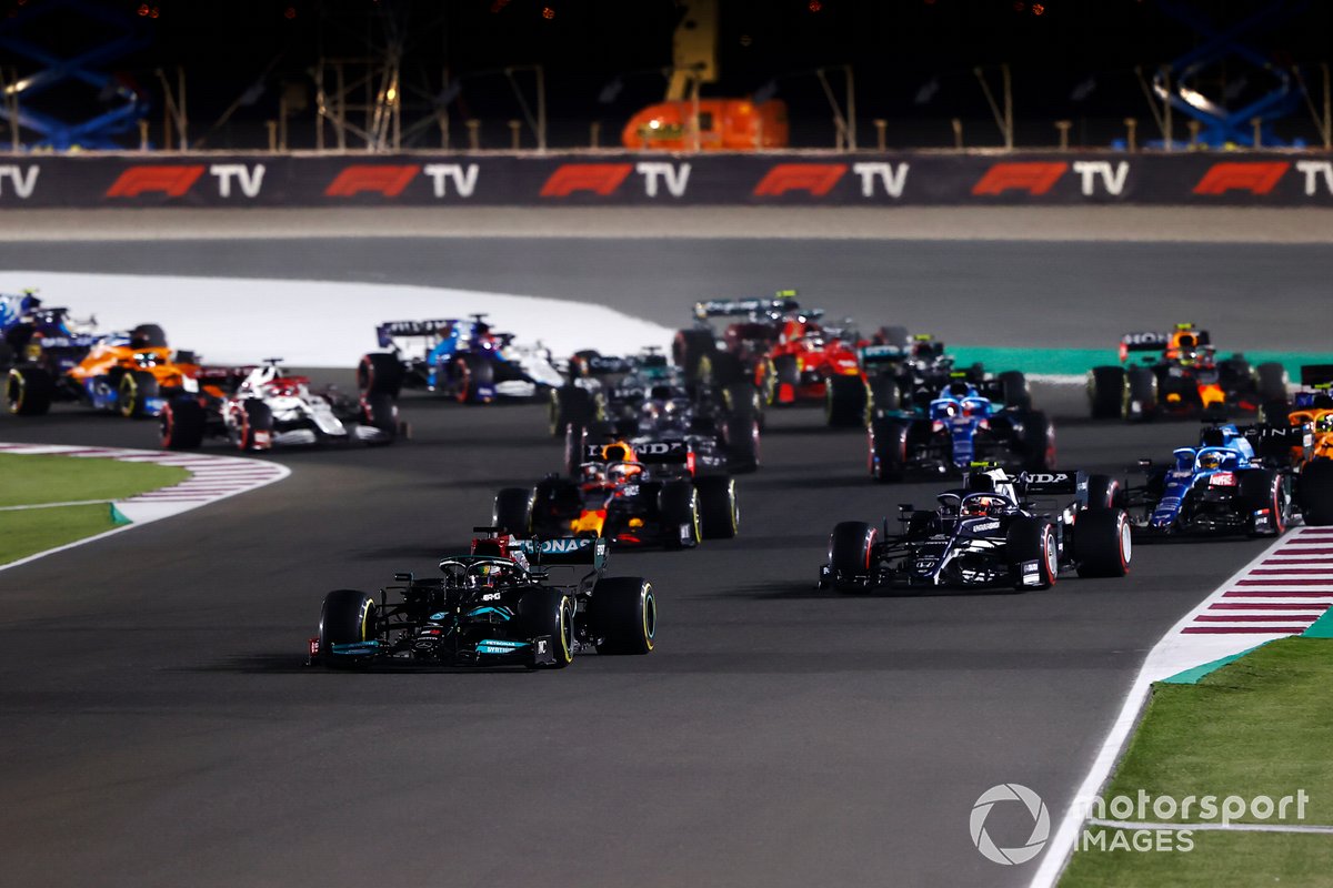 Lewis Hamilton emmène le peloton au départ du GP du Qatar
