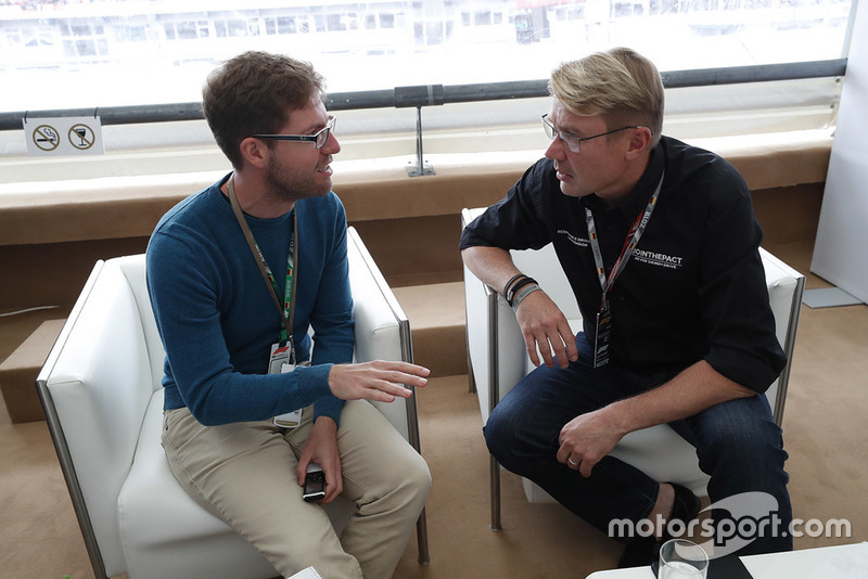 Redakteur Stefan Ehlen mit Mika Häkkinen