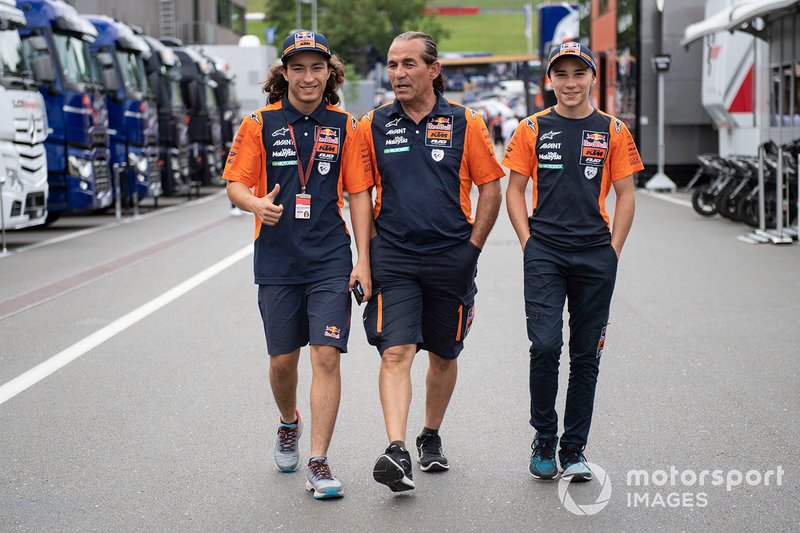 Dua pembalap muda Turki, Can Oncu (kiri) dan Deniz Oncu (kanan), ketika masih tampil bersama dalam Moto3 2019 untuk Tim Red Bull KTM Ajo.