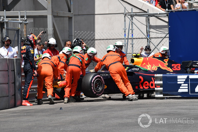 Kaza sonrası Max Verstappen, Red Bull Racing RB14