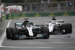 Льюіс Хемілтон, Mercedes AMG F1 W09, Маркус Ерікссон, Sauber C37 Ferrari