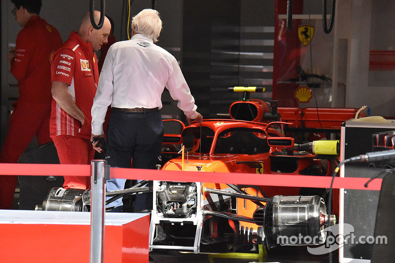 Charlie Whiting memeriksa kaca spion halo Ferrari SF71H